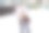 快乐的母亲和女儿在室外滑冰场滑冰图片下载