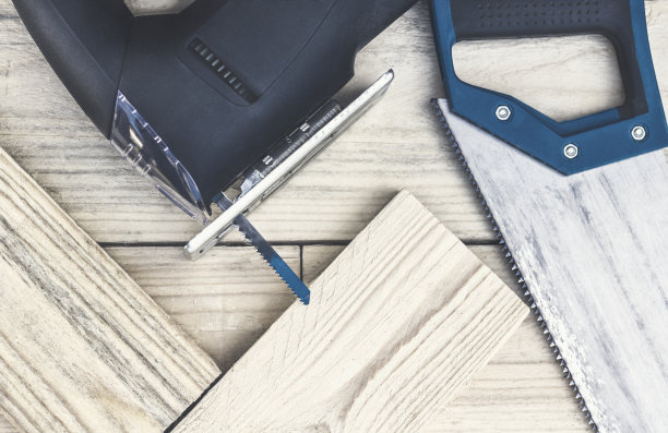 用于木材切割的手锯。木头的背景图片下载