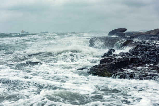 巨浪拍打多岩石的海岸图片下载