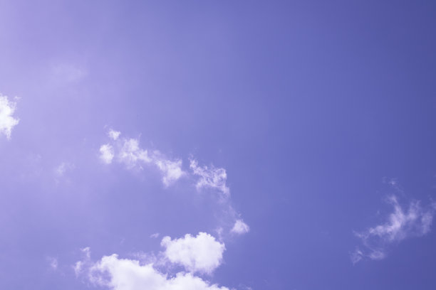 紫色的天空背景在日落与云彩图片下载