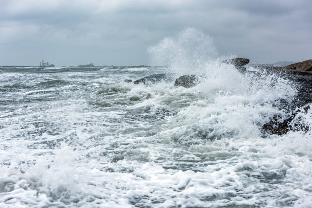 巨浪拍打多岩石的海岸图片下载