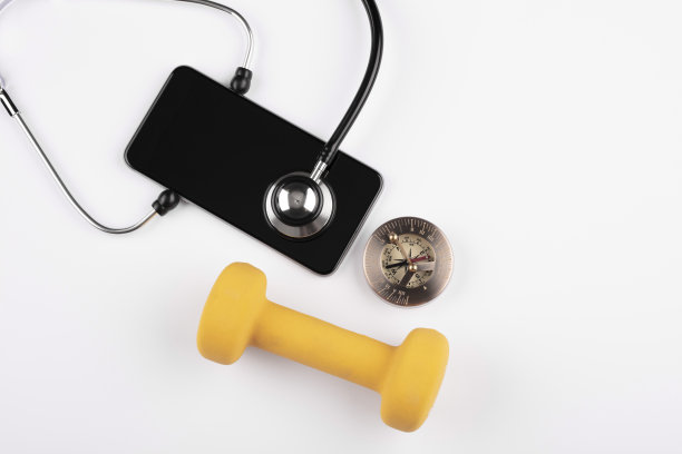 白色背景上的运动器材特写镜头图片下载