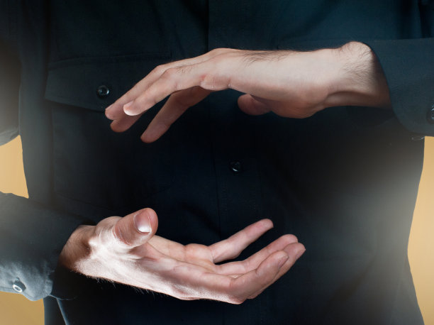 商人手呈现/黄色背景概念(点击查看更多)图片下载