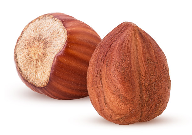 一个去皮，一个榛子壳。新鲜有机榛子图片下载