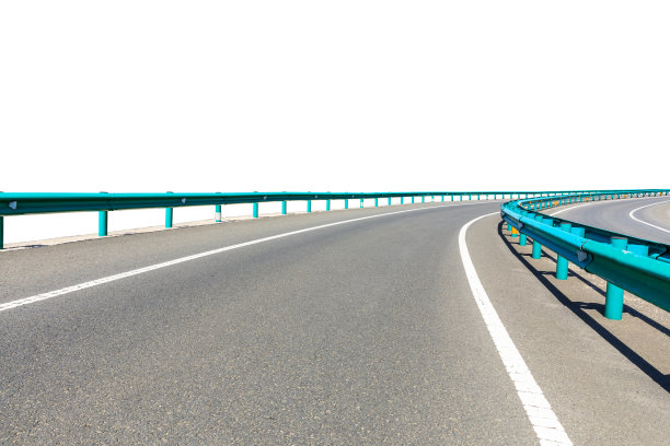 白色背景上蜿蜒的沥青公路图片下载