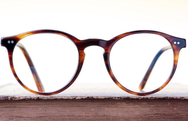 老花镜和旧书图片下载