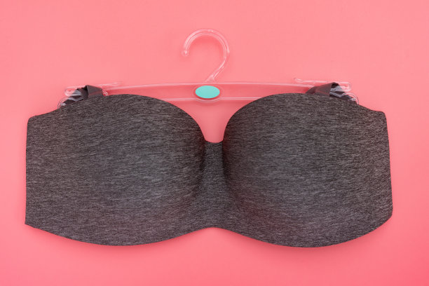 深灰色的女性胸罩在粉红色的背景图片下载