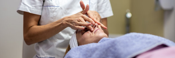 一个年轻女子在按摩台上放松的广角图像图片下载