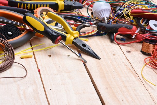 木制背景上的电动工具图片下载