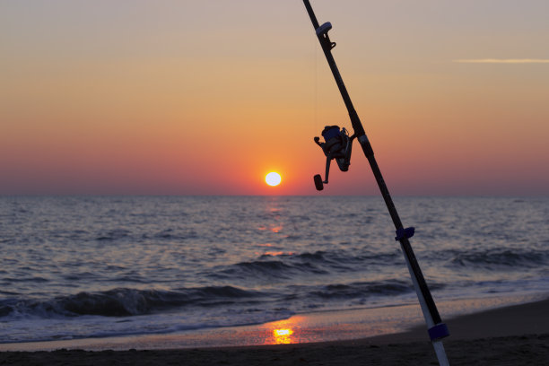 日落时分，海上的钓竿图片下载