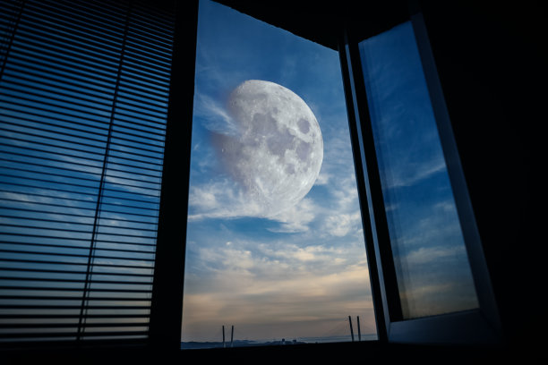 夕阳下的天空有大大的月亮。图片下载