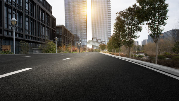 城市公路沥青路面与现代建筑图片下载
