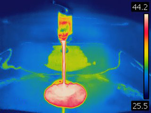 浴室水槽水龙头与热水流动的热图像图片下载