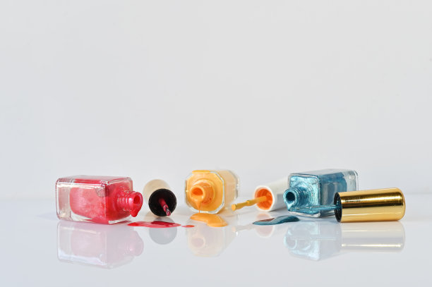 指甲油孤立在白色背景上，选择性聚焦。图片下载