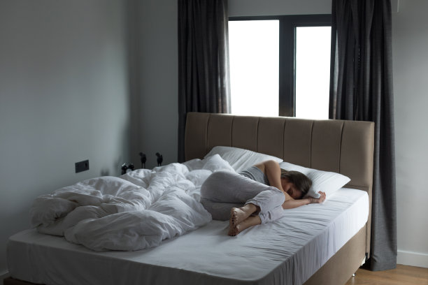 年轻女子在睡觉图片下载