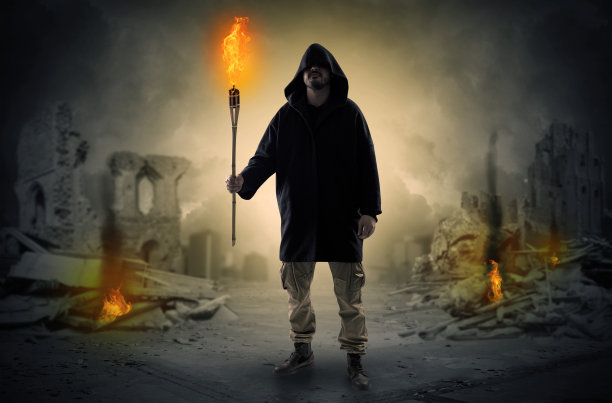 带着燃烧的火焰的人来到了灾难现场的概念图片下载