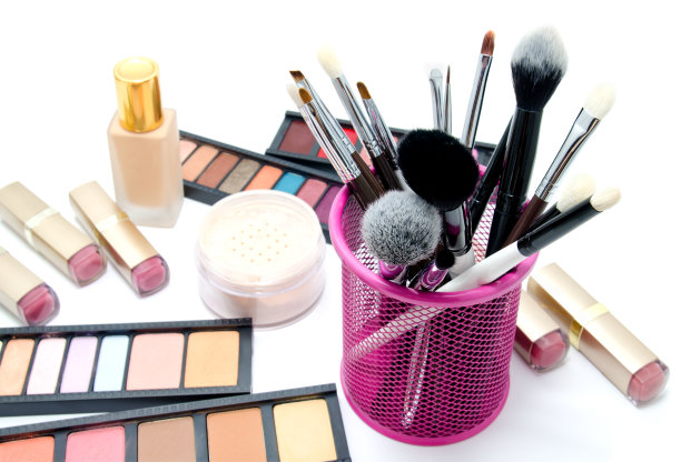 各种专业的化妆笔刷和彩妆调色板与色彩斑斓的眼影隔离图片下载