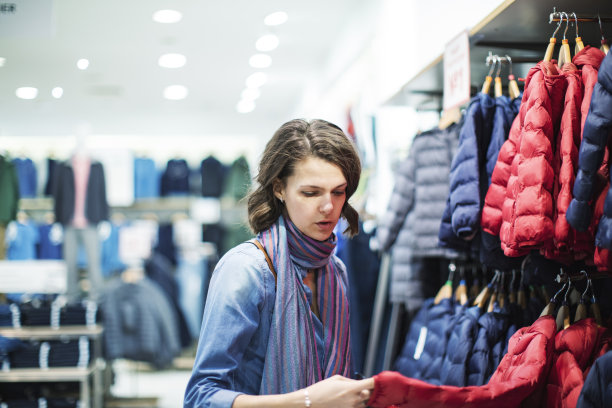 服装店里的女人图片下载