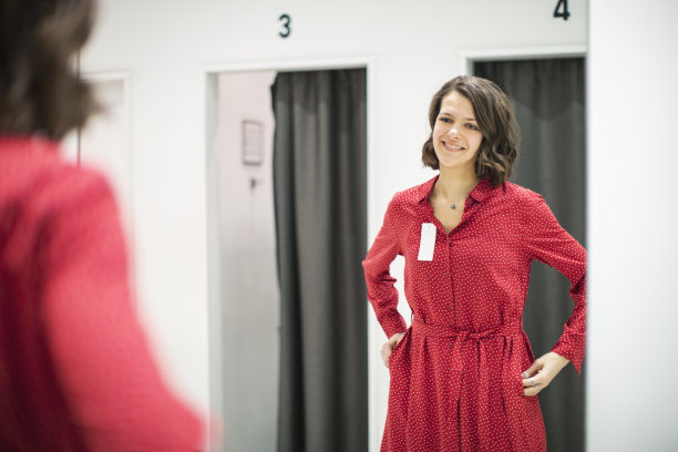 服装店里的女人图片下载