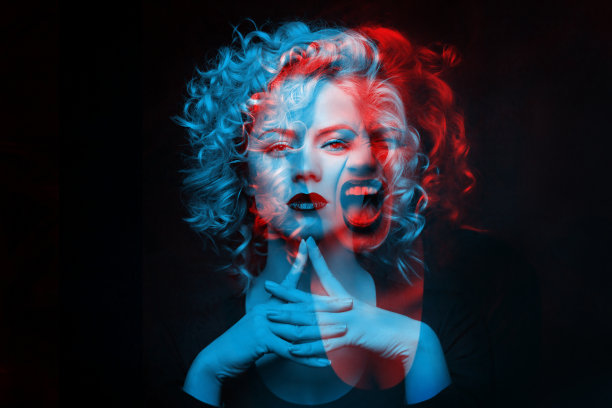 冷静而愤怒的女孩。双色曝光。图片下载