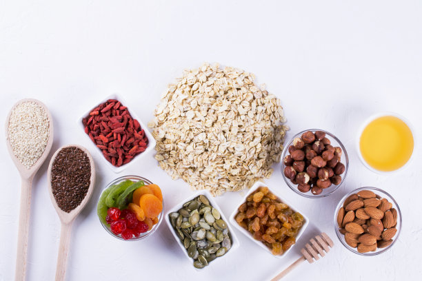 自制燕麦燕麦卷的配料。燕麦片，蜂蜜，坚果，干果和种子。健康的早餐概念。图片下载