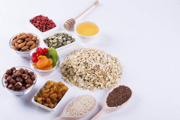 自制燕麦燕麦卷的配料。燕麦片，蜂蜜，坚果，干果和种子。健康的早餐概念。图片下载