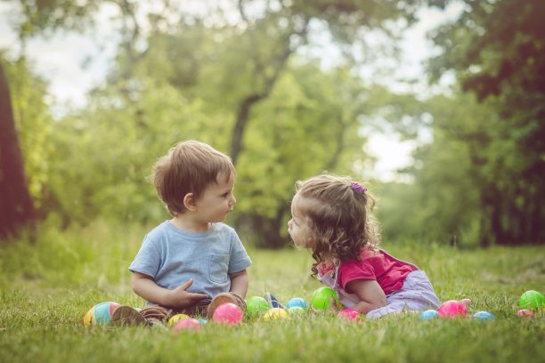 两个快乐的孩子在夏天的公园里玩耍图片下载