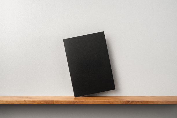 前视图的黑色杂志站在书架上图片下载