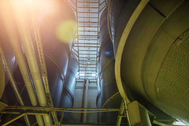 现代化的啤酒厂生产线。大桶用于啤酒发酵和成熟图片下载