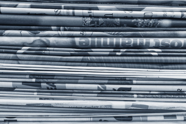 报纸堆的蓝色单色抽象背景图片下载