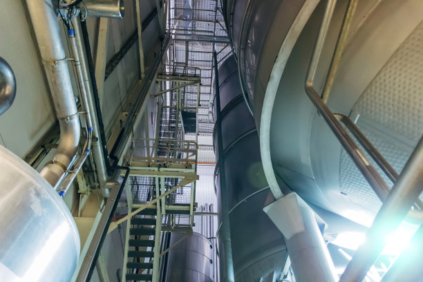 现代化的啤酒厂生产线。大桶用于啤酒发酵和成熟图片下载