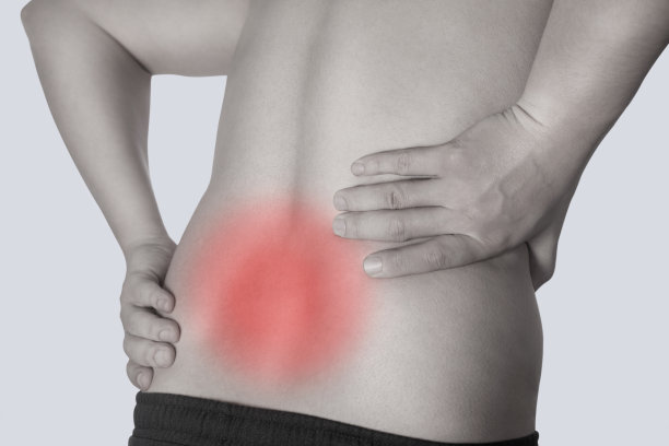 一个男人弯着腰，露出一点背部疼痛。医学概念。图片下载