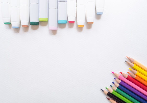 白色背景上的彩色铅笔和马克笔图片下载