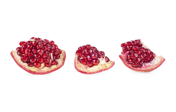 石榴片与多汁的颗粒孤立在白色的背景图片下载