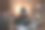 在城市灯光的映衬下，一个女孩从窗户里的倒影图片下载
