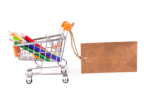 侧面特写照片的小推车与色彩鲜艳鲜艳的铅笔里面和飞行纸复古复古的棕色标签孤立的白色背景复制空间图片下载