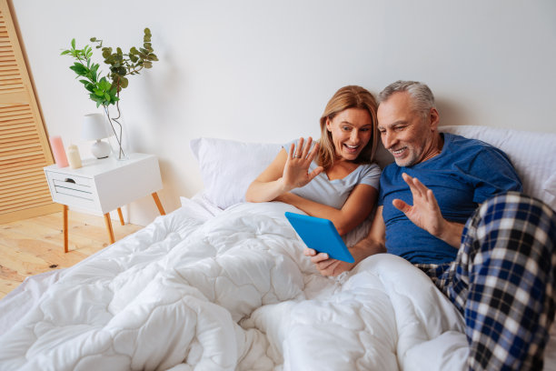 父母用笔记本电脑和女儿视频聊天图片下载