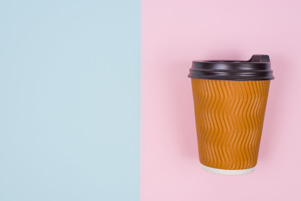 上面的高角度头顶近距离查看照片的纸杯隔离在两个半蓝色和粉红色的背景复制空间的文字图片下载