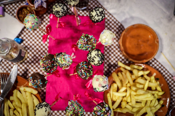 巧克力球棒周围的盘子，瓶子和法国ries图片下载