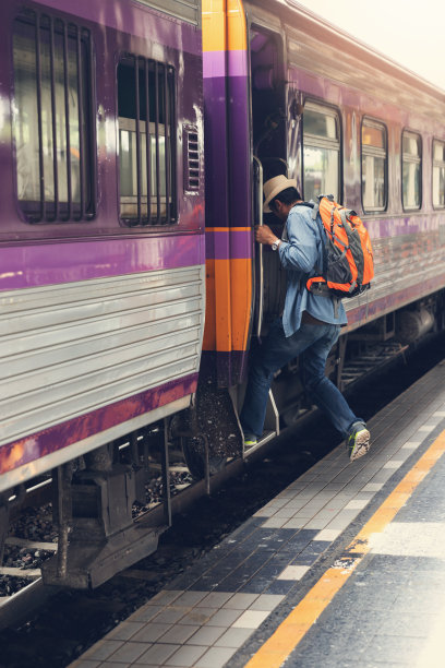 带着行李等着乘火车旅行的亚洲旅行者图片下载