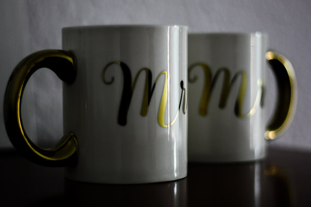 两个刻有金太太和金太太字样的杯子图片下载