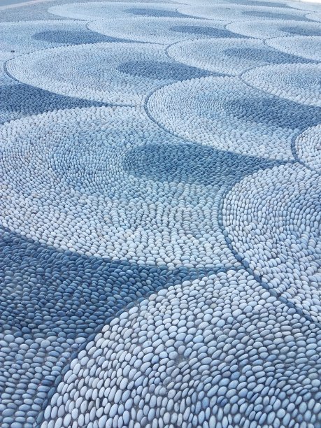 由鹅卵石做成的圆形图案背景图片下载