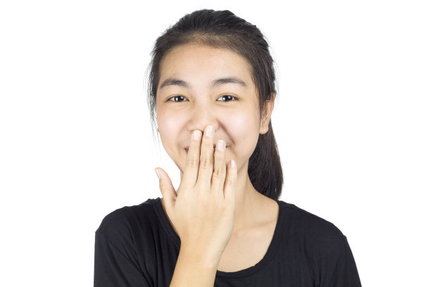 白色背景下快乐的笑着的女人图片下载