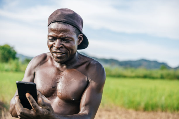 非洲农民看着移动的田地图片下载