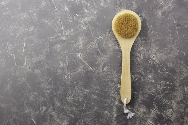 自然身体刷上粗糙的灰色背景。图片下载