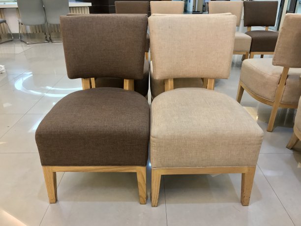 休息区的棕色沙发图片下载