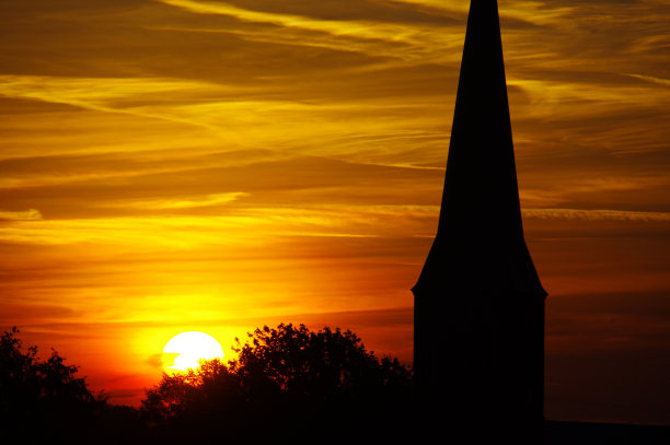 教堂塔楼的剪影图片下载