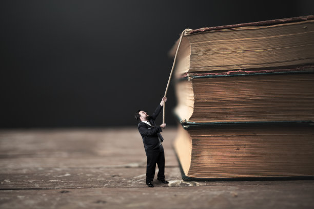 商人爬上旧书图片下载