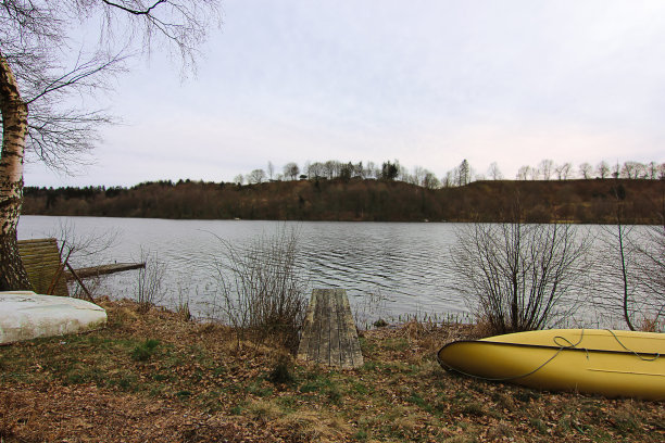湖岸边有船图片下载