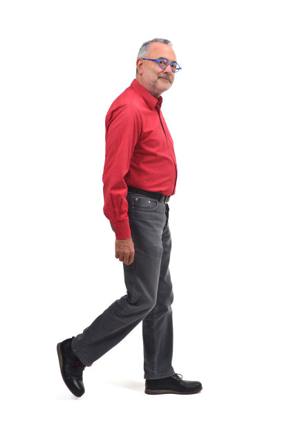 男人走在白色的背景上图片下载